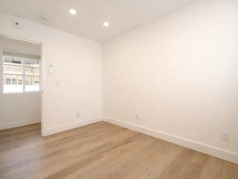 1803 Oxford St — Photo 67