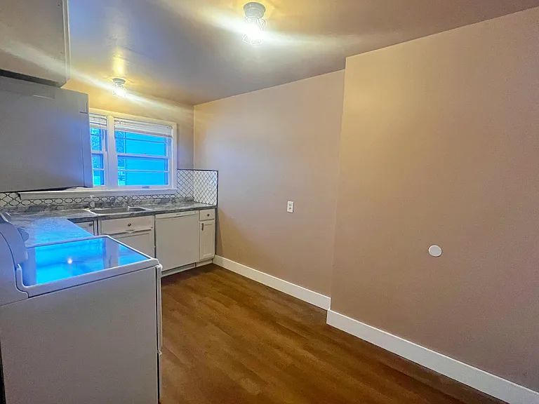 1248 Lewis Ave — Photo 9