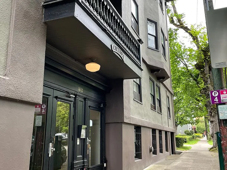 Chetopa Apartments — Photo 1