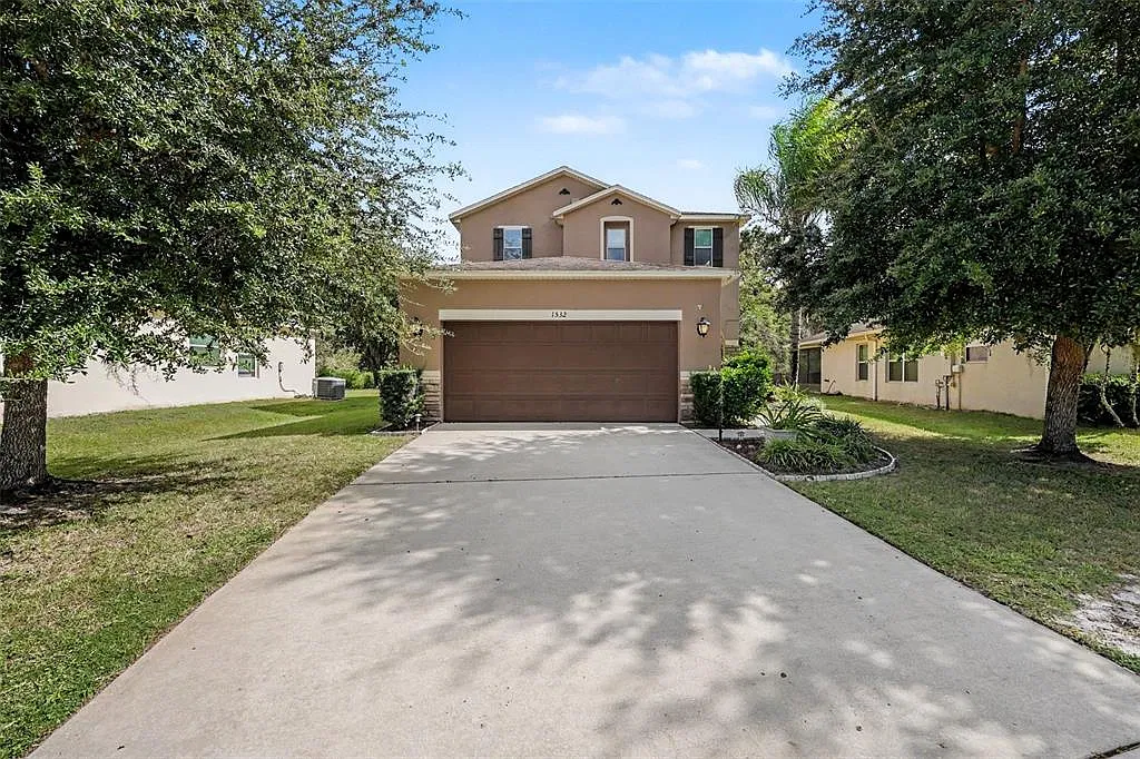 4 bed, 2.5 bath, 2028 sqft, $2,400 — Photo 2