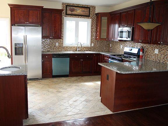 Modern Eat-in Kitchen