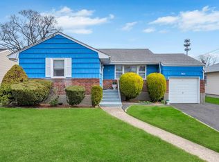 9 Henderson Ave, Valley Stream, NY 11580