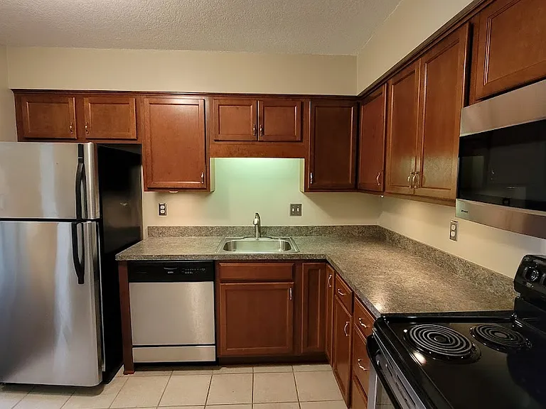 Kitchen w New Appliances
