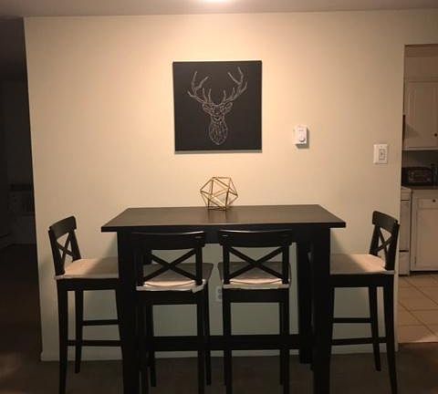 Living Room / Kitchen table area