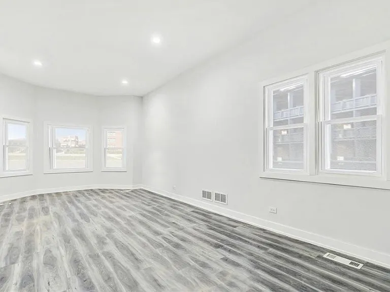 Luxurious living & dining area that's very spacious. Boasting with natural light, modern style & high ceilings.