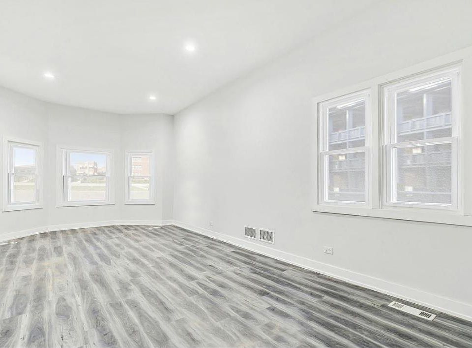Luxurious living & dining area that's very spacious. Boasting with natural light, modern style & high ceilings.