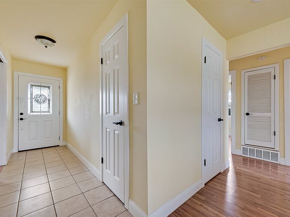 3rd image of 725 Meadowlark Cir