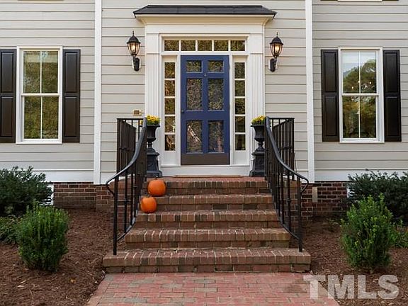 3rd image of 4215 Amesbury Ln