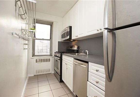 3rd image of 420 E 55th St APT 4G