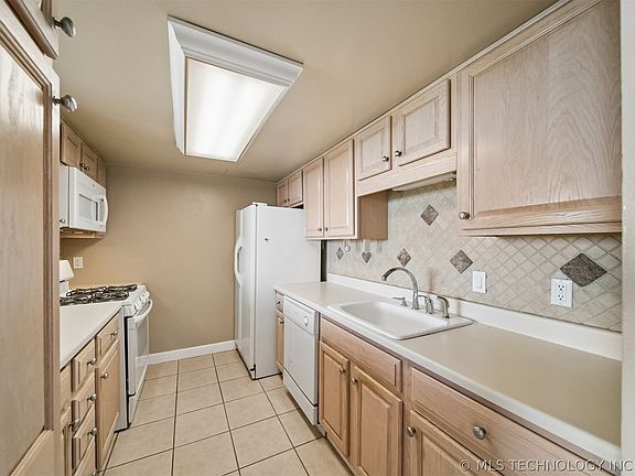 5th image of 410 W 7th St APT 1422