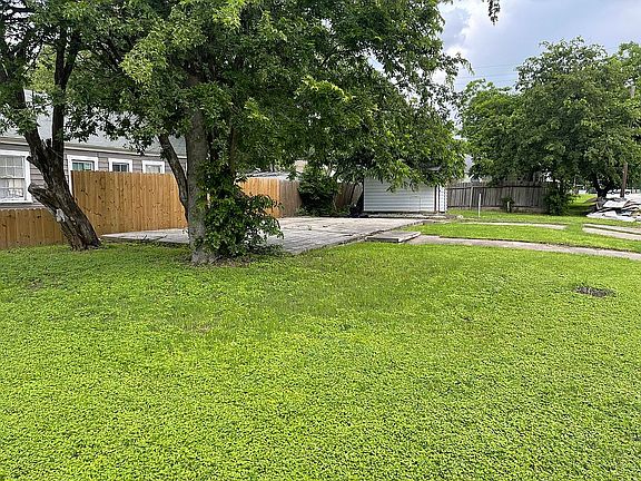 4th image of 208 W Avenue L