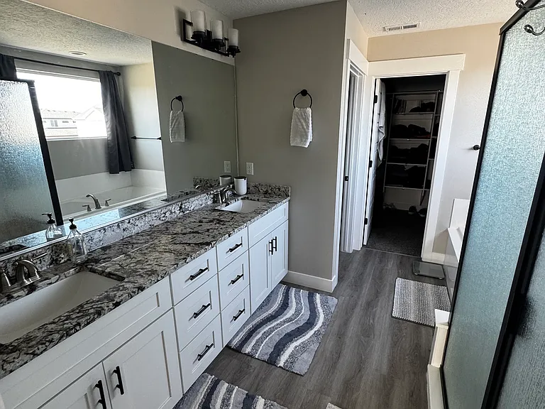 631 S Center St — Photo 4