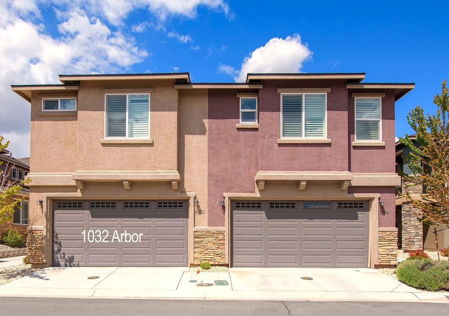 3 bedroom Townhome with garage — Photo 1