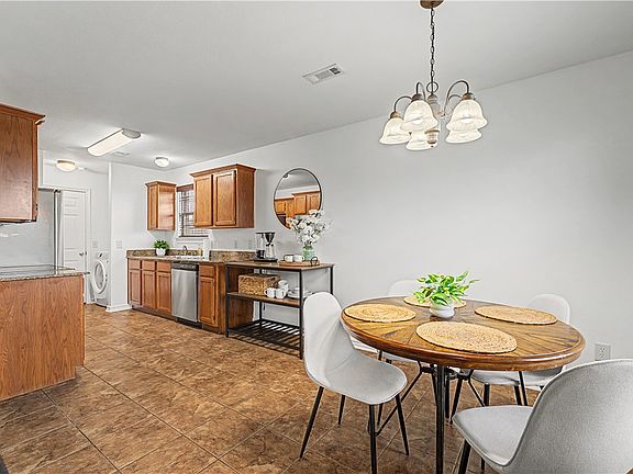 4th image of 581 Tamarron Dr