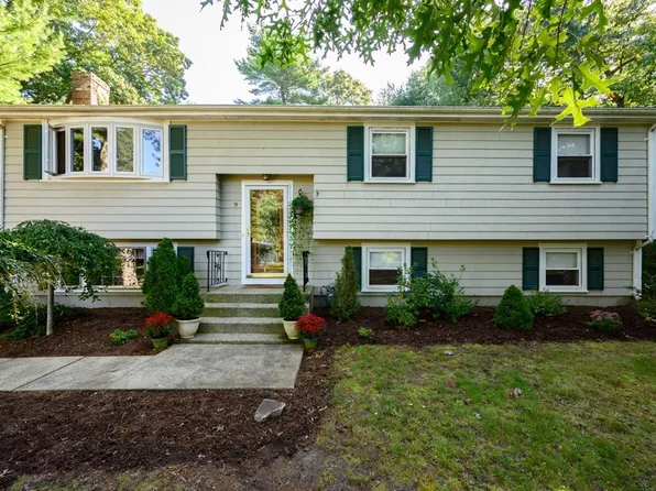 9 Suffolk St, Pembroke, MA 02359