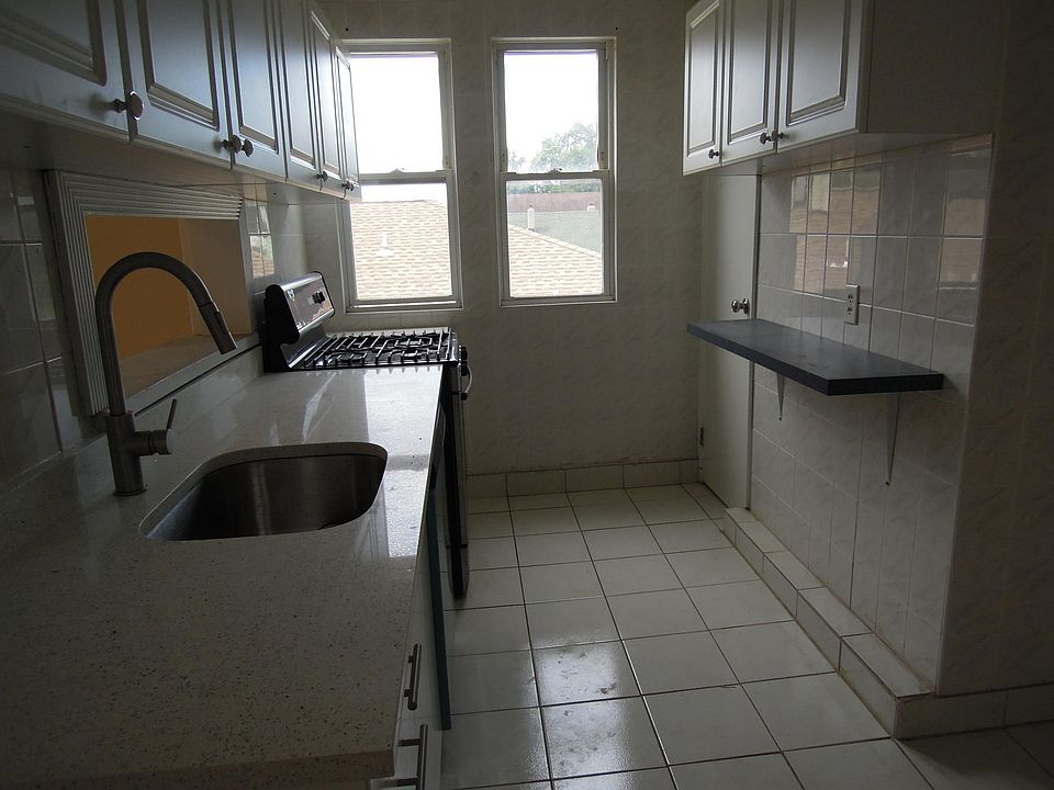 Food preparing and storage station