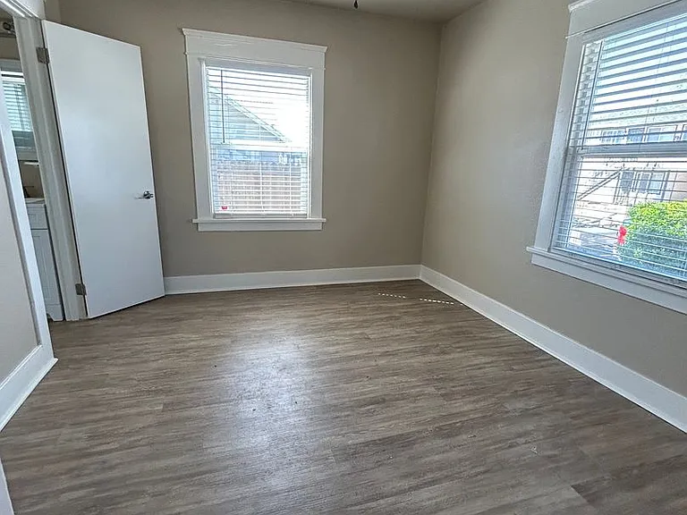 114 De Force Ave — Photo 3