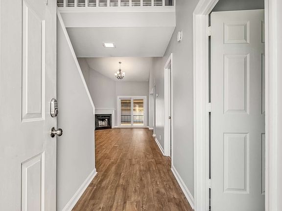 3rd image of 130 Lake Chateau Dr