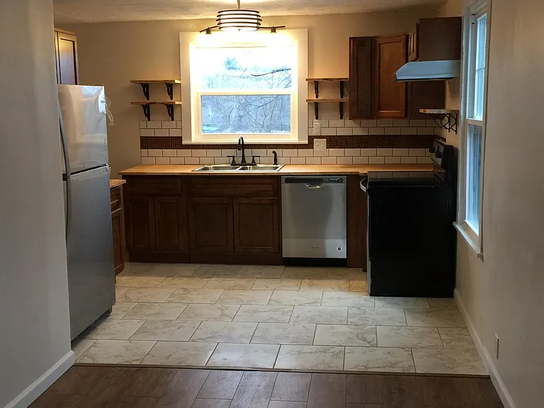 907 Phillips Ave — Photo 6