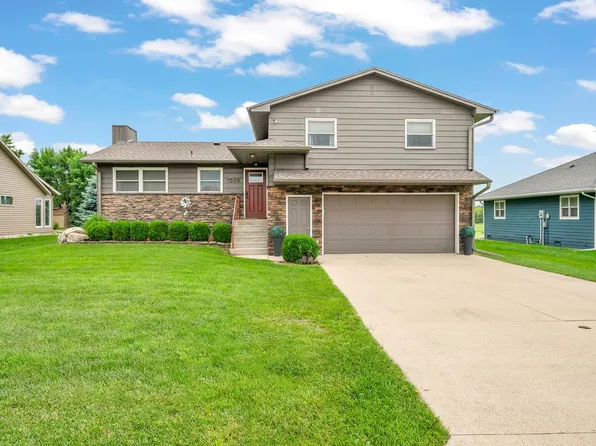1009 Eloise St, Okoboji, IA 51355