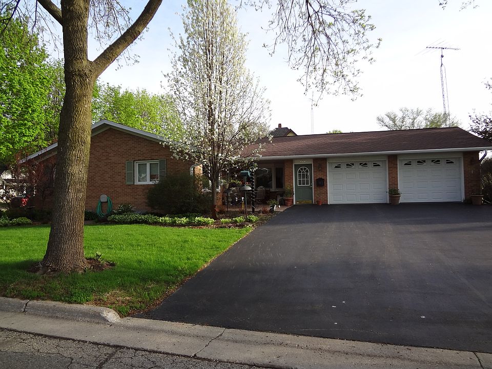1st image of 111 E Lake Park Pl