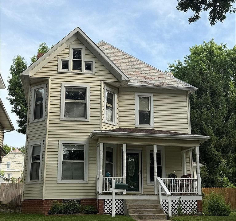 1st image of 221 Oakwood Ave