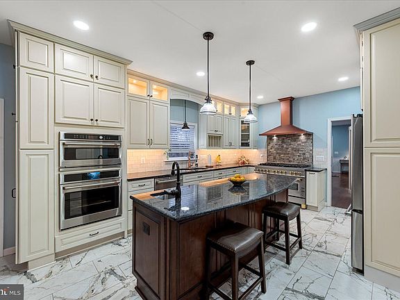 3rd image of 978 Old Charles Town Rd