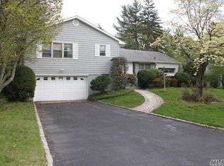 3 Beechwood Rd, East Hills, NY 11576