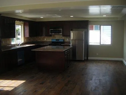 572 W 10th St — Photo 3