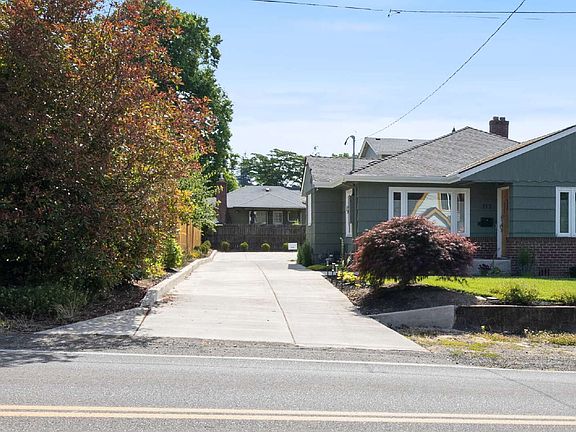 4th image of 210 NE Ford St