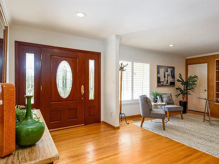 1027 Edmonds Ct — Photo 4