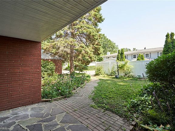 5th image of 2 Meadowlawn Dr Unit 4
