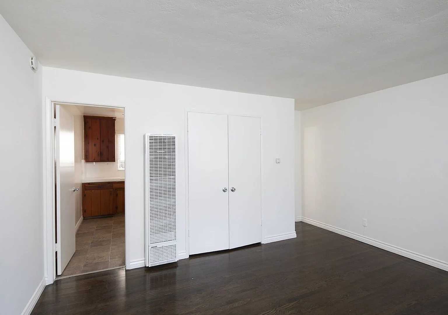 Talmadge Pacific Apartments — Photo 4