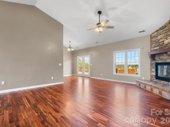 5395 Stonegate Farm Dr, Granite Falls, NC 28630