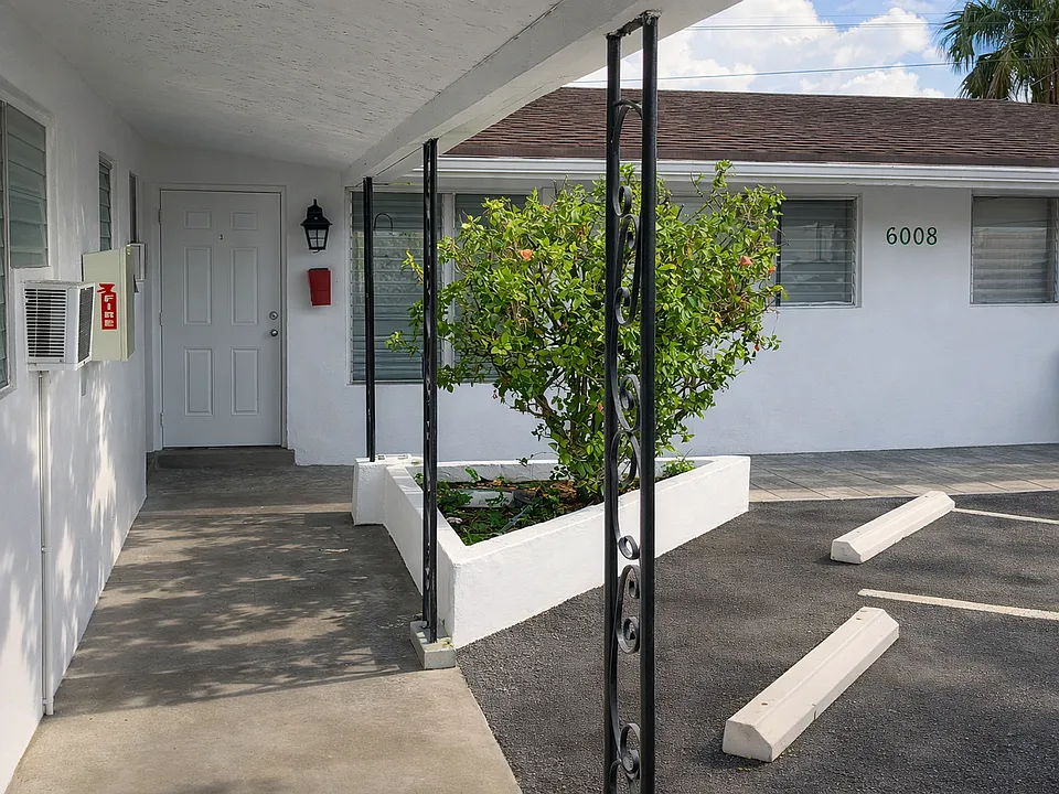 6008 NW 10 St Margate, FL 33063