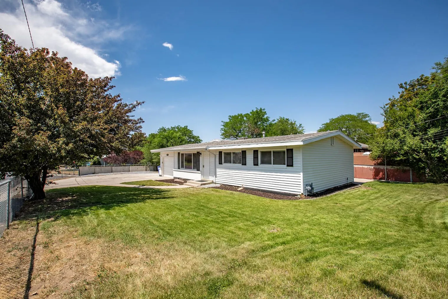 3 bed, 1.0 bath, 1097 sqft, $3,511 — Photo 4