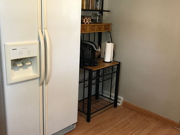 4th image of 135 N Park St