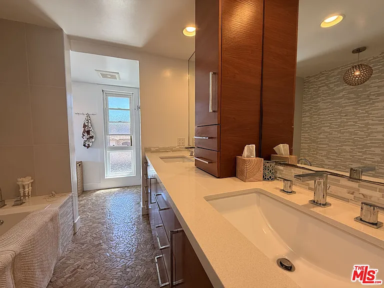 200 Larsson St — Photo 19