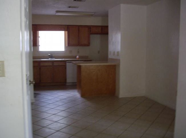 1st image of 3252 Whitney Dr E