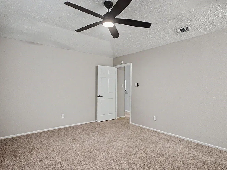 215 Redbud Cir — Photo 9