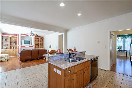 5th image of 2205 Exeter Ln