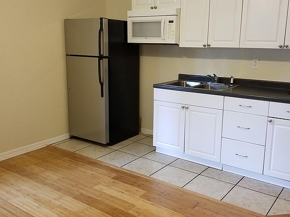 3rd image of 17 E Magnolia Ave APT B
