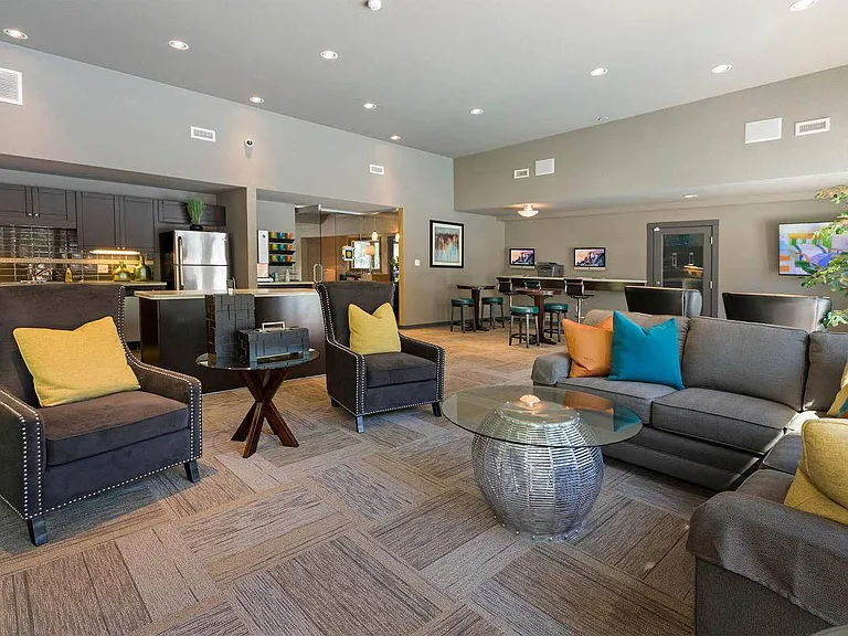 Woodland Hills Apartments — Photo 33