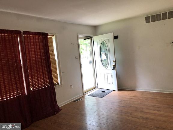 3rd image of 54 Essex Ave