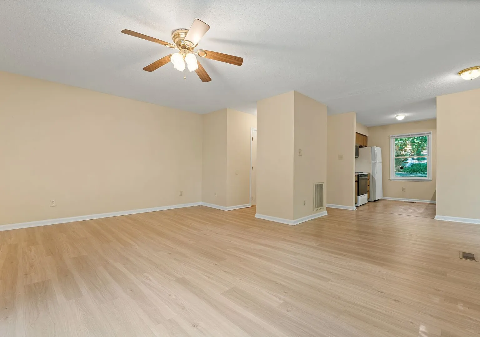 Two Bedroom Townhome with Private Wraparound Deck in Carrboro! — Photo 4