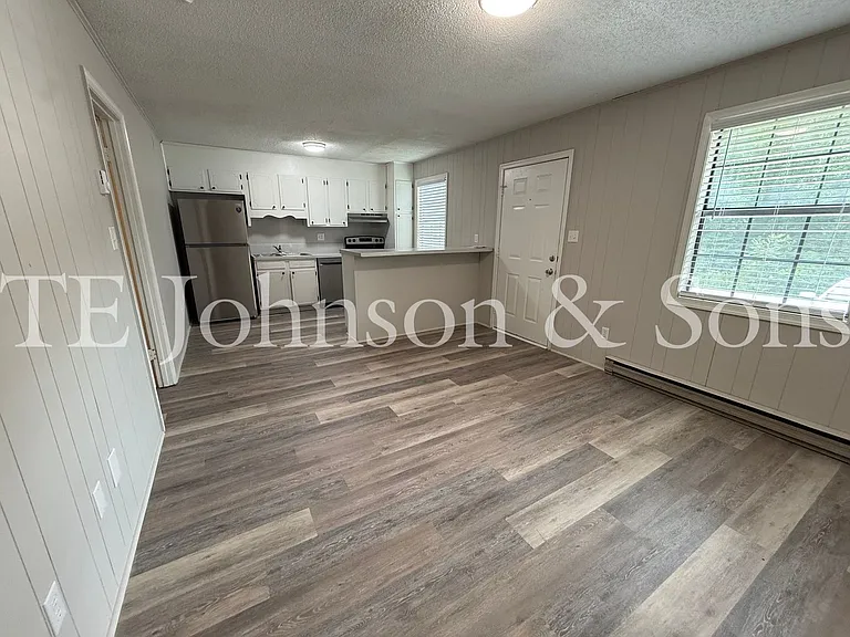 2550 Green Oaks Ct #B — Photo 9