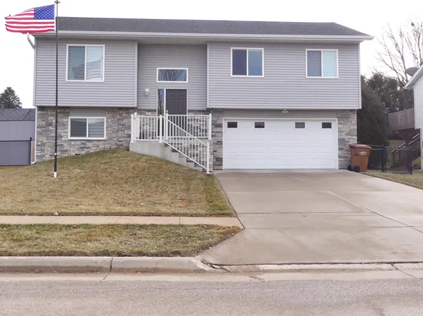 1014 Mockingbird Dr, Carroll, IA 51401