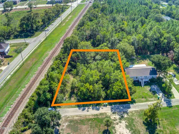 401 Merritt St, Waveland, MS 39576