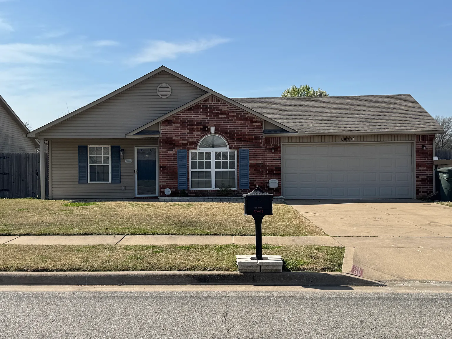 3 bed, 1327 sqft, $1,650 — Photo 1