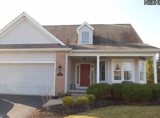 140 Lake Pointe Cir, Canfield, OH